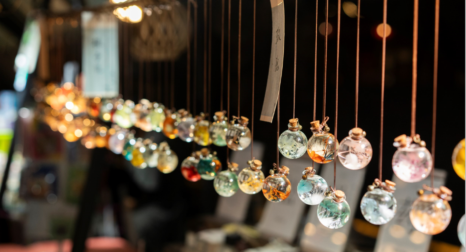 春色入苏城，喜悦闹平江。