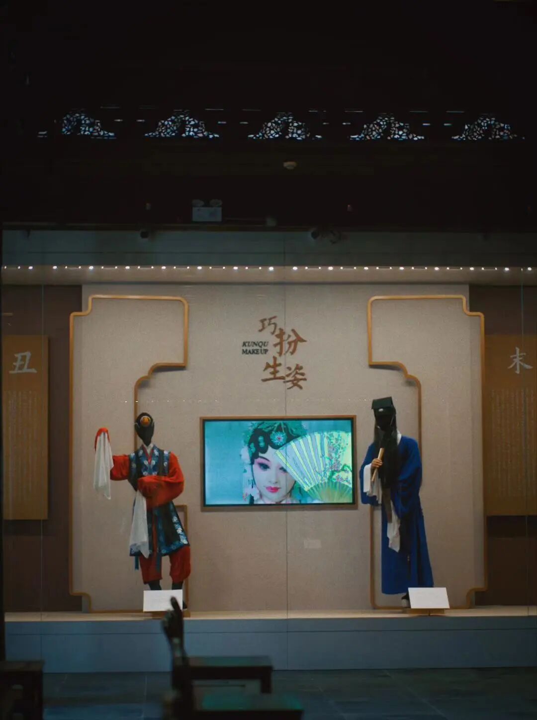 春色入苏城，喜悦闹平江。